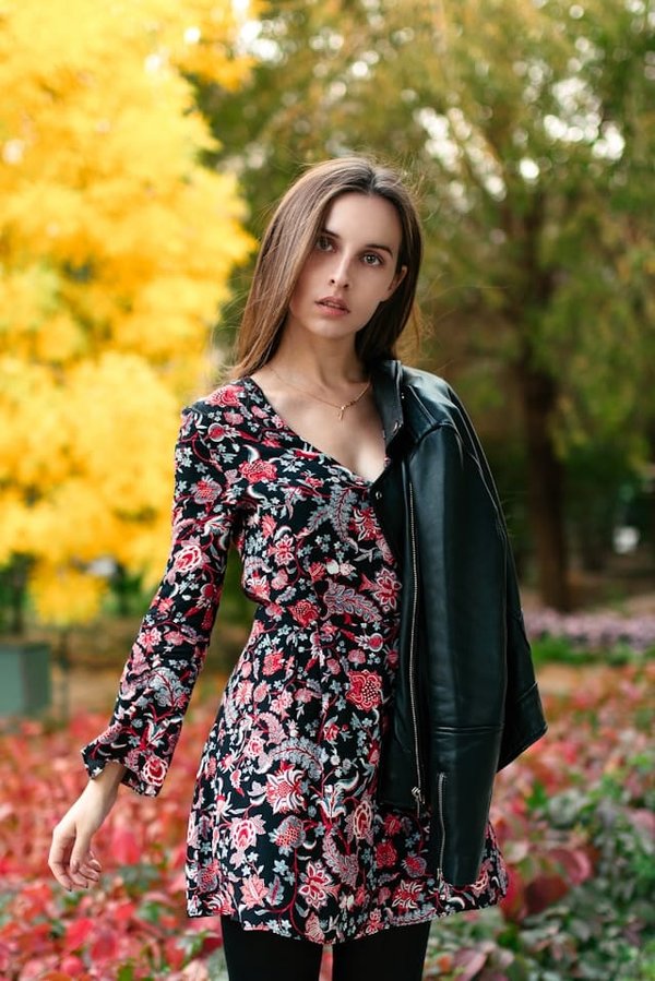 Comment choisir un blouson en cuir qui s'harmonise avec un look féminin et professionnel?